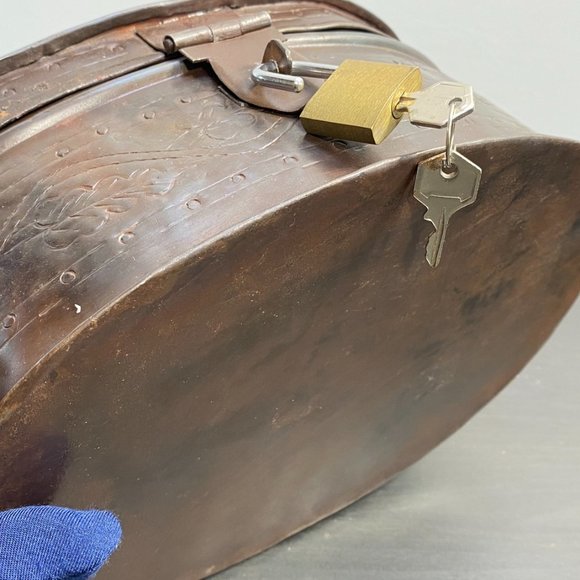 Vintage 1930s Era Metal Tin, Oval Floral Tool Box Case with lock and key Decorat - Picture 4 of 10